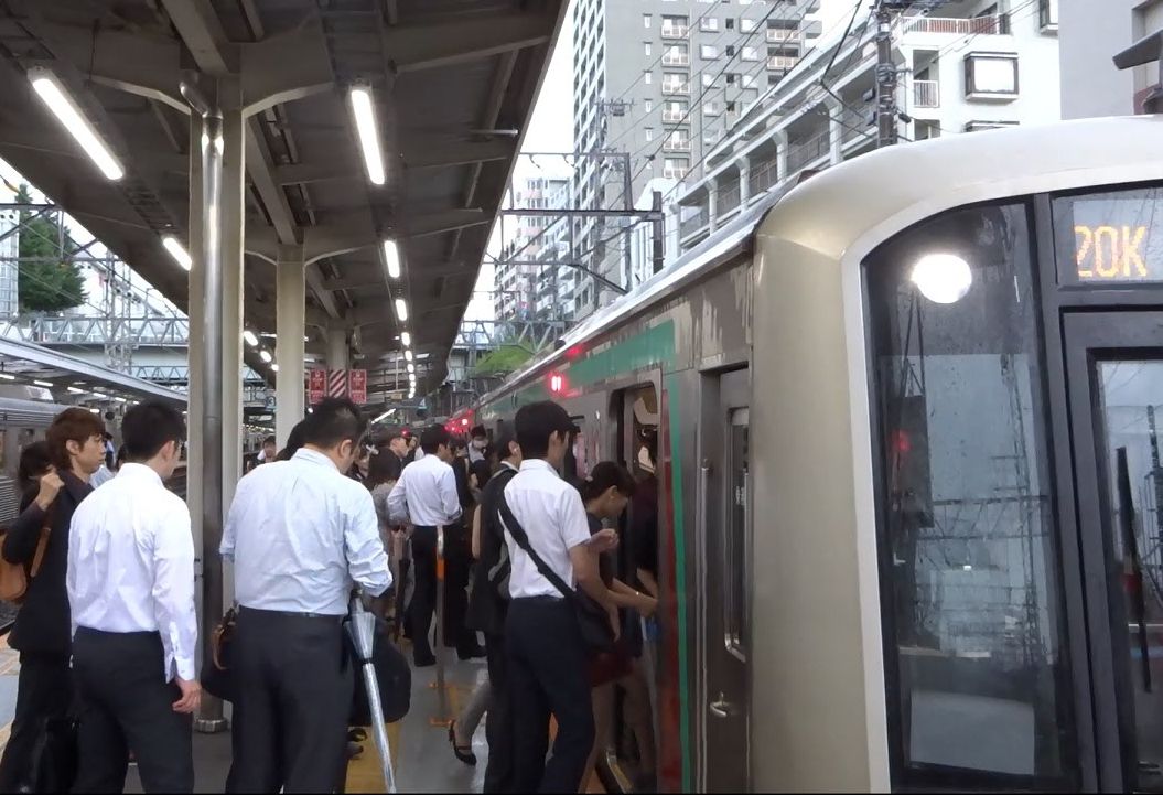田園都市線鷺沼駅ラッシュ.jpg