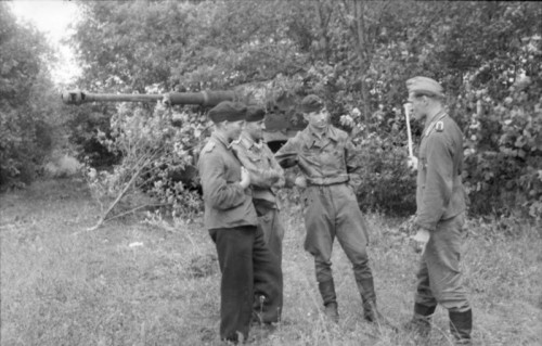 Bundesarchiv_Bild_101I-022-2935-27A_Russland_Panzersoldaten_vor_getarntem_Panzer.jpg