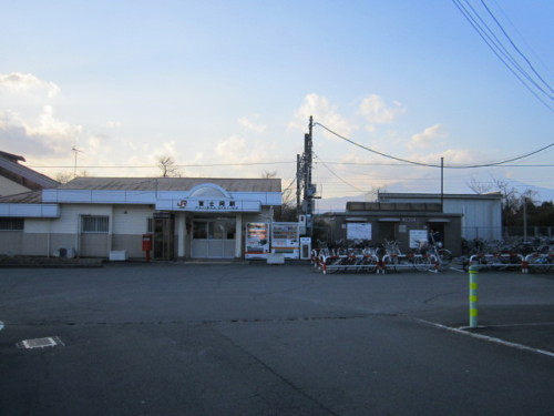 駅舎と富士山