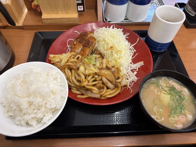 ホルモン焼きうどんとチキンカツの合い盛り定食.jpg