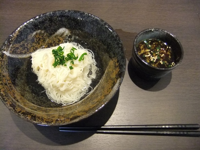 そうめんや四谷三丁目店の冷しそうめん（しょうが）＋梅干１20130329.JPG