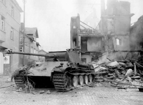 Destroyed_Panther_tank_.jpg