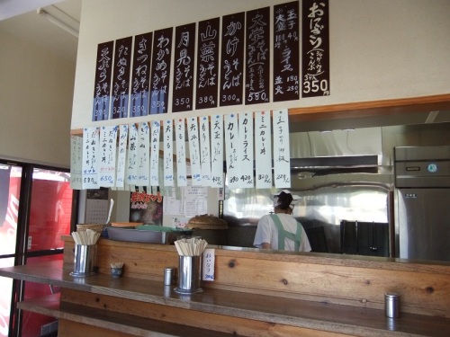 勝浦駅前立喰そばの店内20120730.JPG