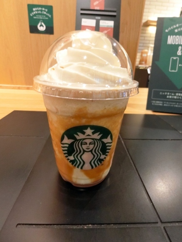 ＳＴＡＲＢＵＣＫＳ　ＣＯＦＦＥＥ　キャラメリーミルクコーヒーフラペチーノ.JPG