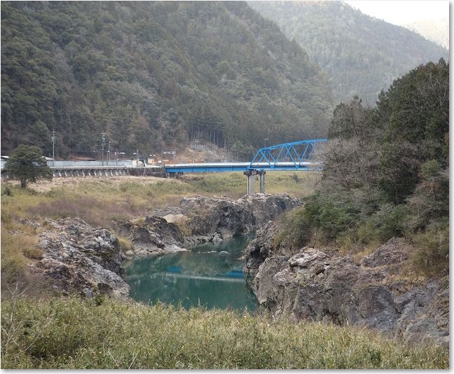 68右には飛騨川