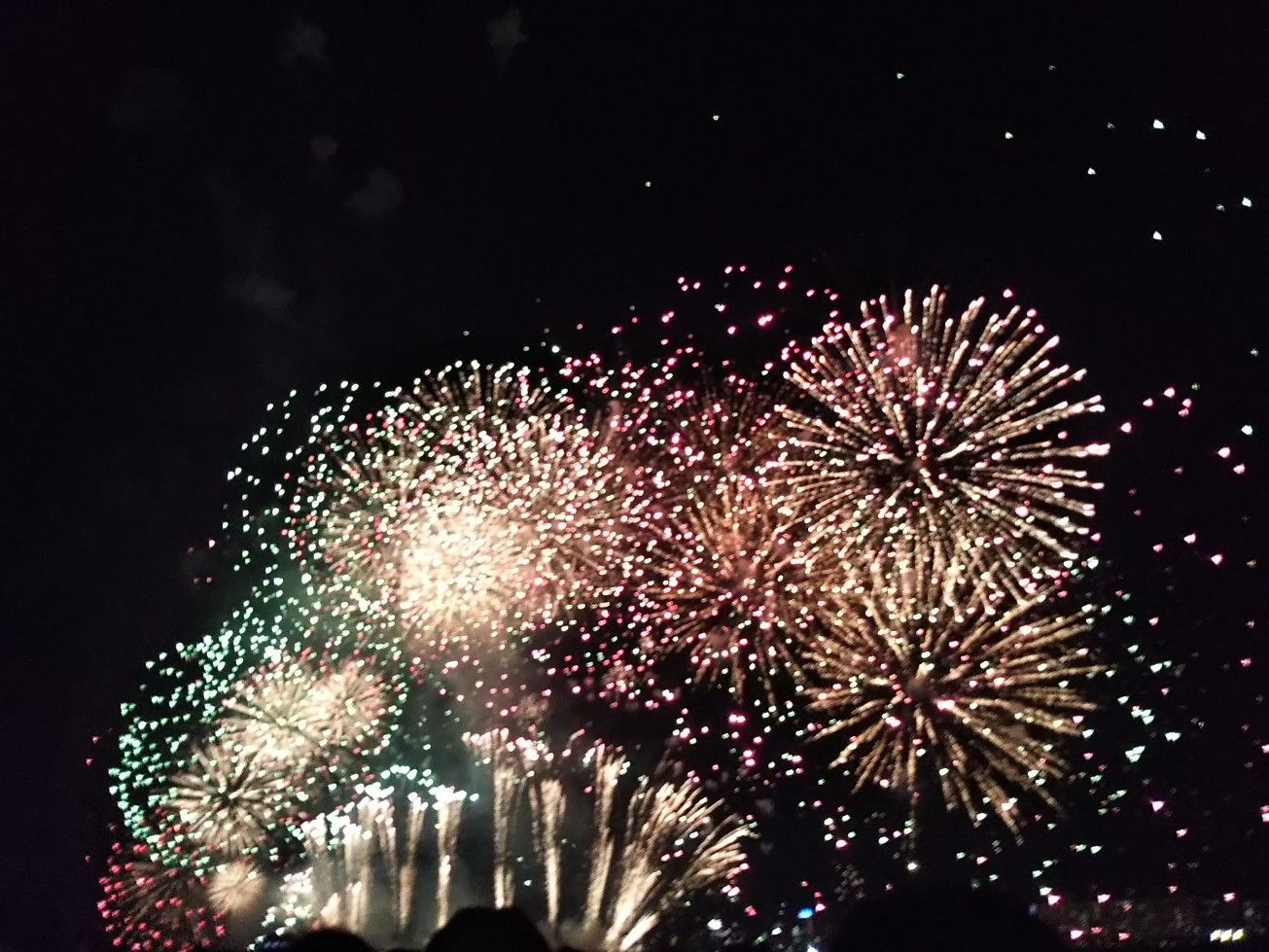 淀川花火大会2018_色とりどりの火の粉_スマホ