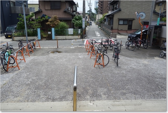 01富田浜駅前です