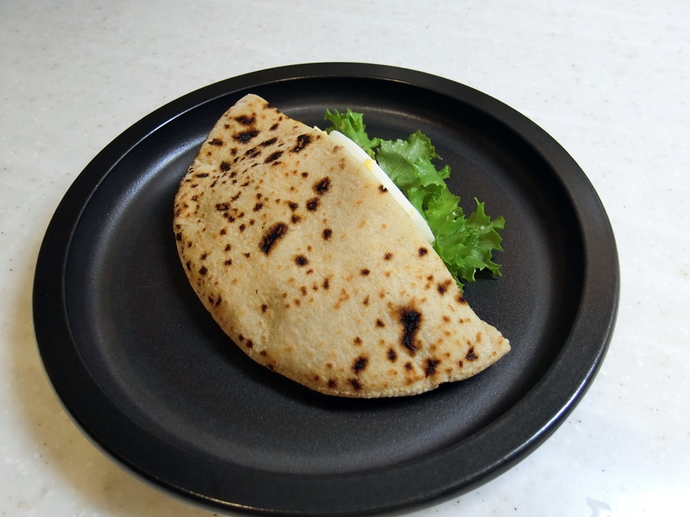 信州 Food Market 山吹　サラミとたまごのピタ.JPG