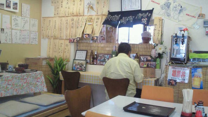 伝八すし店内.jpg