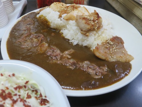 20150915_小さなカレー家_牛すじカレーライス大盛りみそ三種.JPG