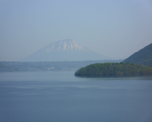 羊蹄山と湖p.JPG