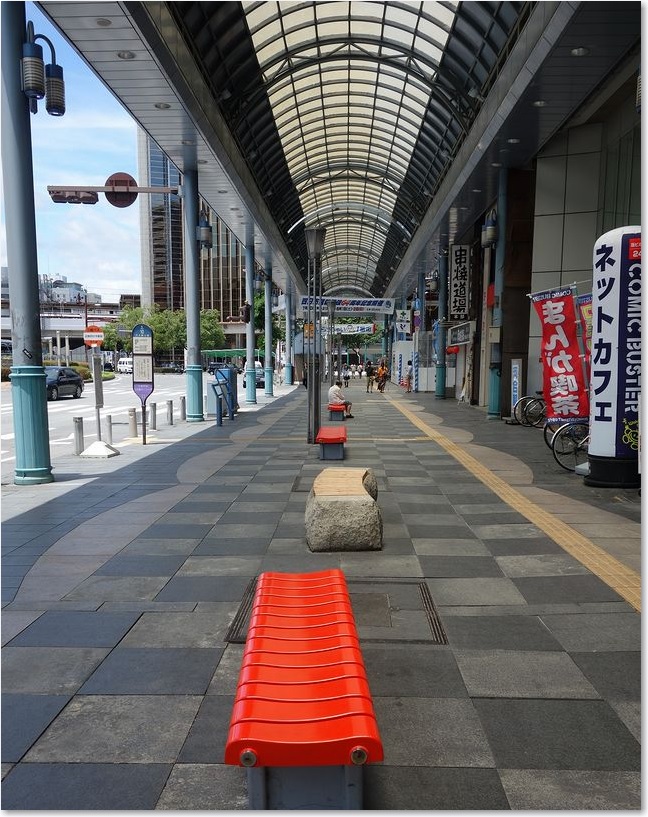 13ベンチのある歩道