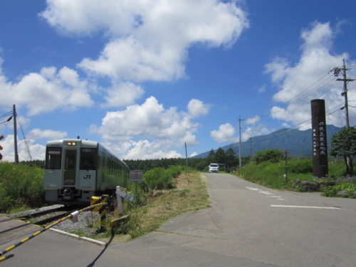 最高地点の標柱と小海線