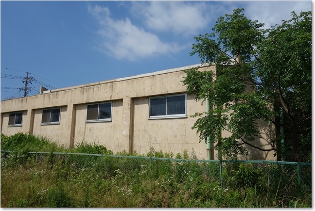 33この倉庫を回り込んで