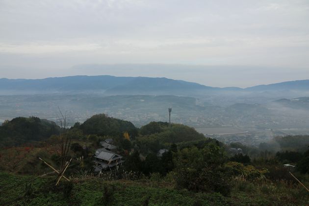 紀ノ川と橋本の街、紀泉山脈bl.jpg