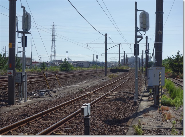 132踏切から・・・駅のホームが見えてます