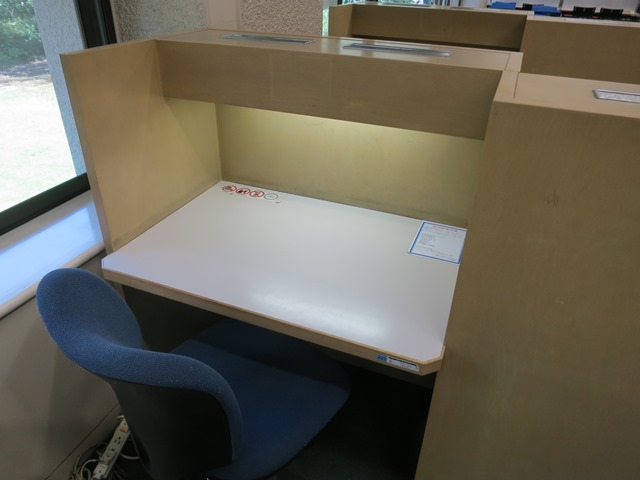 20130810_武蔵大学図書館の本館2階閲覧室奥 一人用席web.JPG