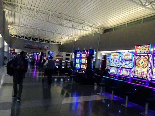 ラスベガス 空港にも カジノ (1).JPG