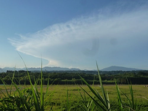 150808尾鈴山にかかる妙な雲.jpg