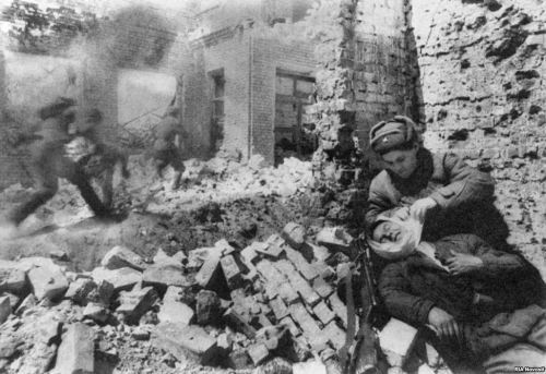 Stalingrad_Russian-fighting-in-the-rubble-2.jpg