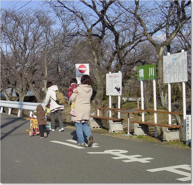 16堤防上の母子