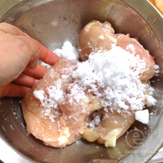 130123鶏ハムづくりの仕込み - 2 粗塩をすりこむ