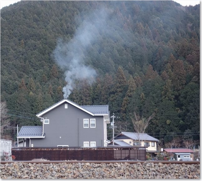 80煙の出る民家