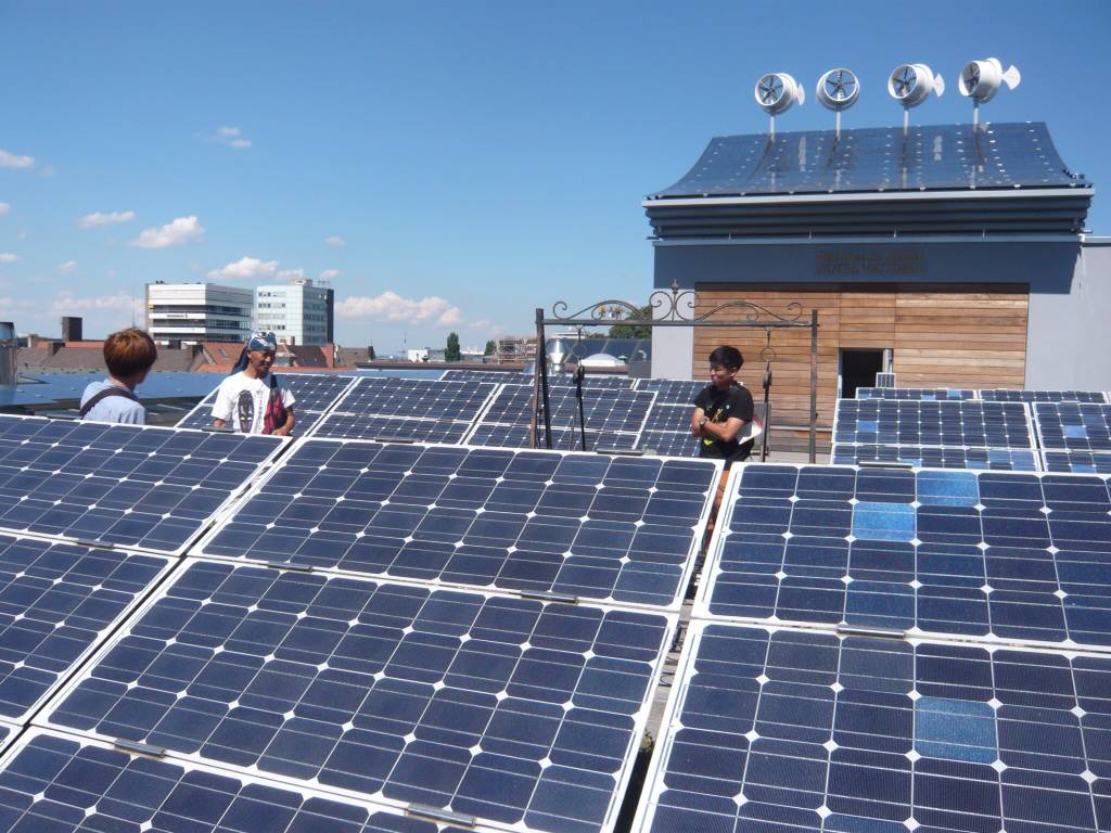 世界一のエコホテル・ビクトリア屋上での英揮さんのレクチャー。聴くのは数名？