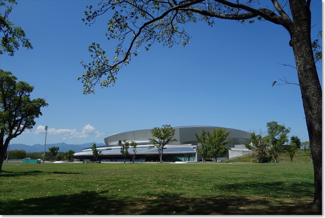 85モダンな体育館？