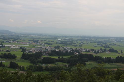 80114飯豊町豊原地区の散居集落展望台より500.jpg