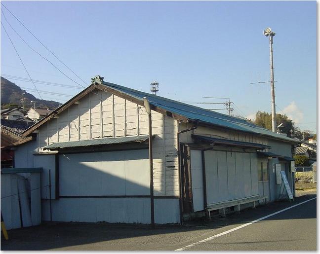 31川辺の集会所？