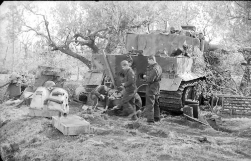 Bundesarchiv_Bild_101I-311-0904-39A_Italien_Ausschlachten_eines_Panzers.jpg