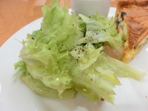エディアール　サーモン・ズッキーニ・クリームチーズのキッシュ　サラダ.jpg