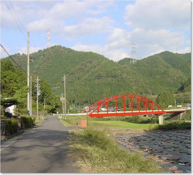 09前方には赤い橋