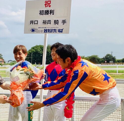 井口初勝利セレモニーｂ.jpg