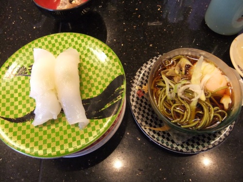 保木間１丁目・すし銚子丸の寿司３(赤いか150円・茶そば180円)