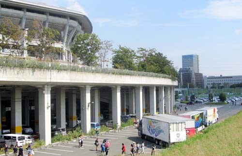 ENDLESS SUMMER 日産スタジアムとツアートラック 3.JPG