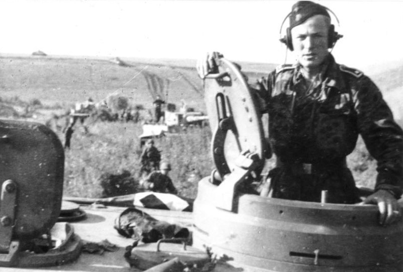 Bundesarchiv_Bild_101III-Zschaeckel-206-34,_Schlacht_um_Kursk,_Panzer_VI_(Tiger_I).jpg