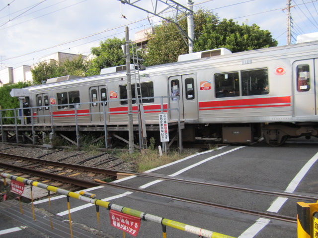 ホームからはみ出ている大井町方面