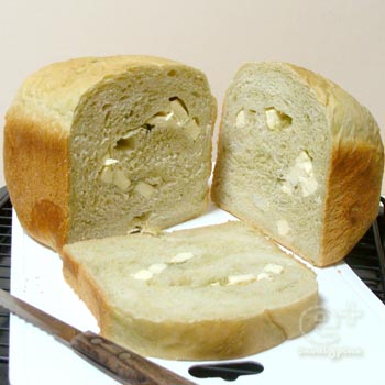 120517 チーズ入りの緑のパン（ホームベーカリー）