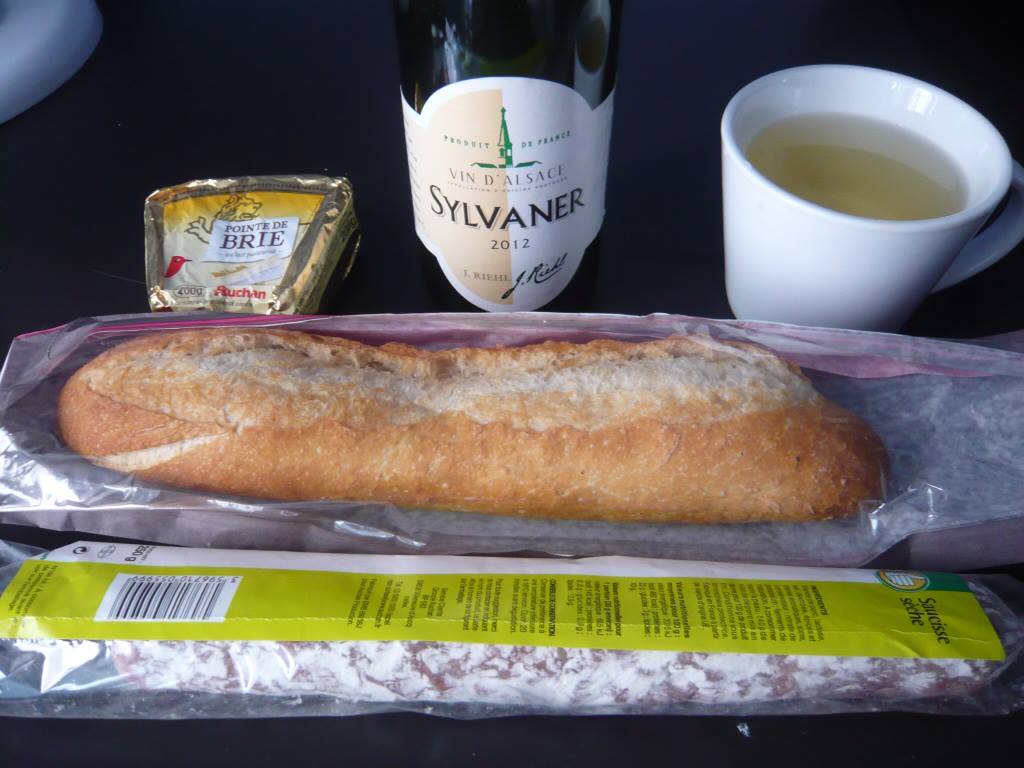 ストラスブール散策後、ホテルで一人ワインの試飲。<br />飲みやすいアルザスワインゆえ7割りほどぐいぐいいく。時刻は確か午後3時。