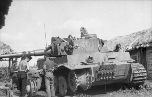 Bundesarchiv_Bild_101I-022-2948-05_Russland_Panzer_VI_Tiger_I_Kettenschaden.jpg