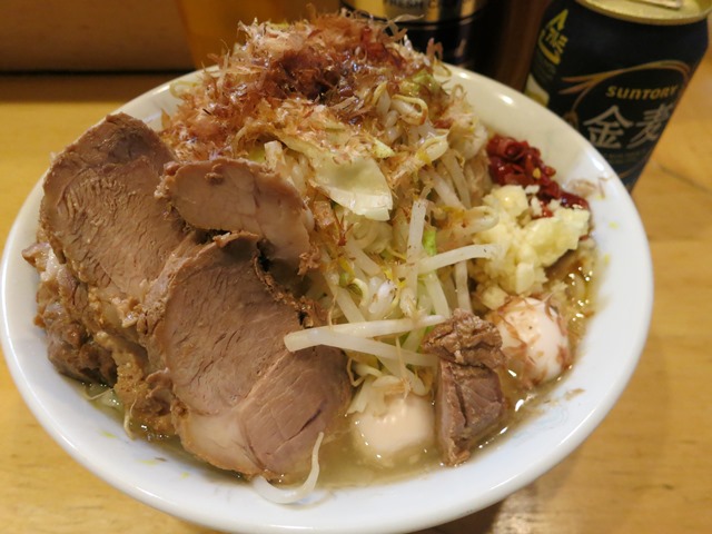 20131002_ラーメン二郎荻窪店の塩ラーメンにブタ追加、うずら卵、かつおぶし、とうがらし輪切り、発泡酒web.JPG