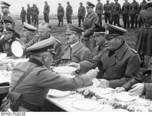 781px-bundesarchiv_bild_183-h13192_adolf_hitler_im_sudetenland.jpg