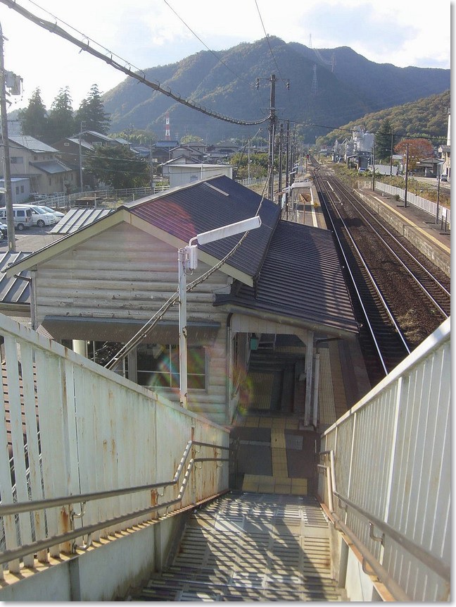 06跨線橋から坂祝駅舎