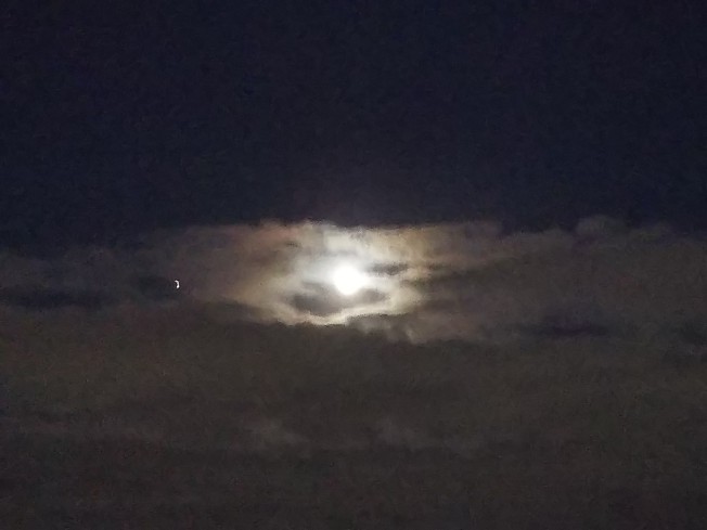 十三夜の月と木星（手振れ）2022.jpg