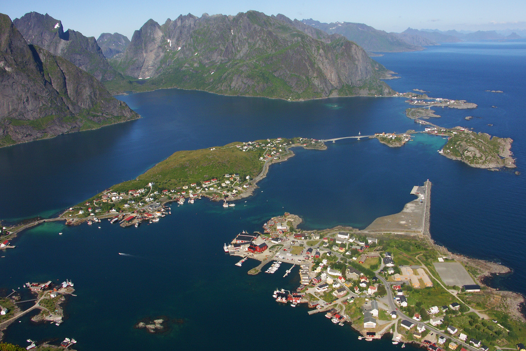 Reine_frå_Reinebringen.jpg