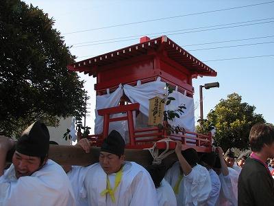 担ぎ手もだんだんと疲労の色が濃く・・・.jpg