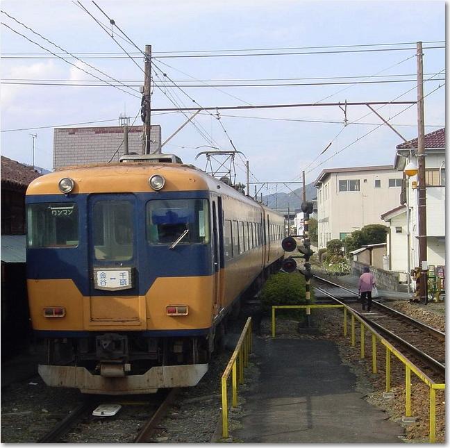 02去ってゆく電車とおばちゃん.JPG