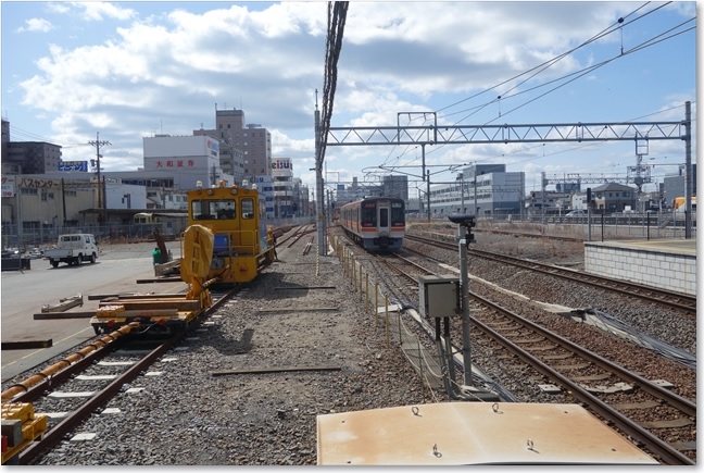 02去っていく快速みえ